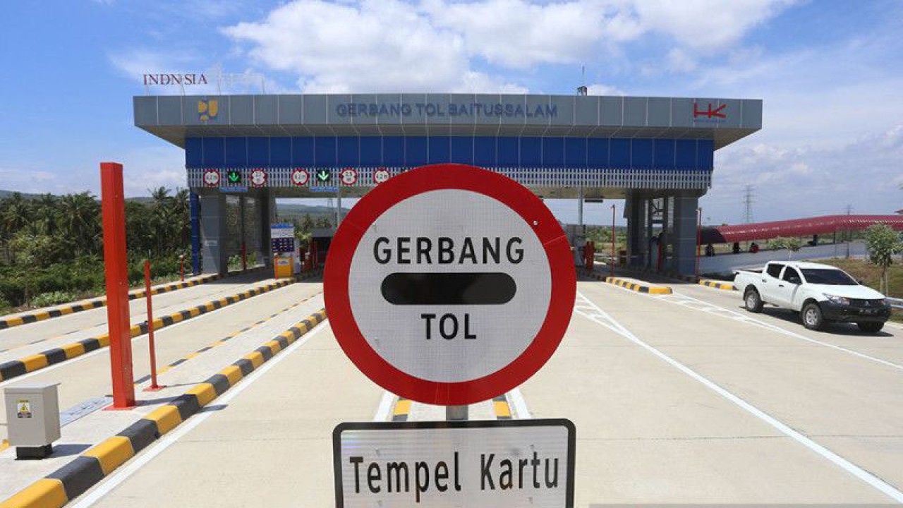 Kendaraan melintasi keluar dari kawasan Gerbang tol Baitussalam pada hari pertama beroperasi di Aceh Besar, Aceh, Kamis (22/6/2023). (ANTARA/Khalis Surry)