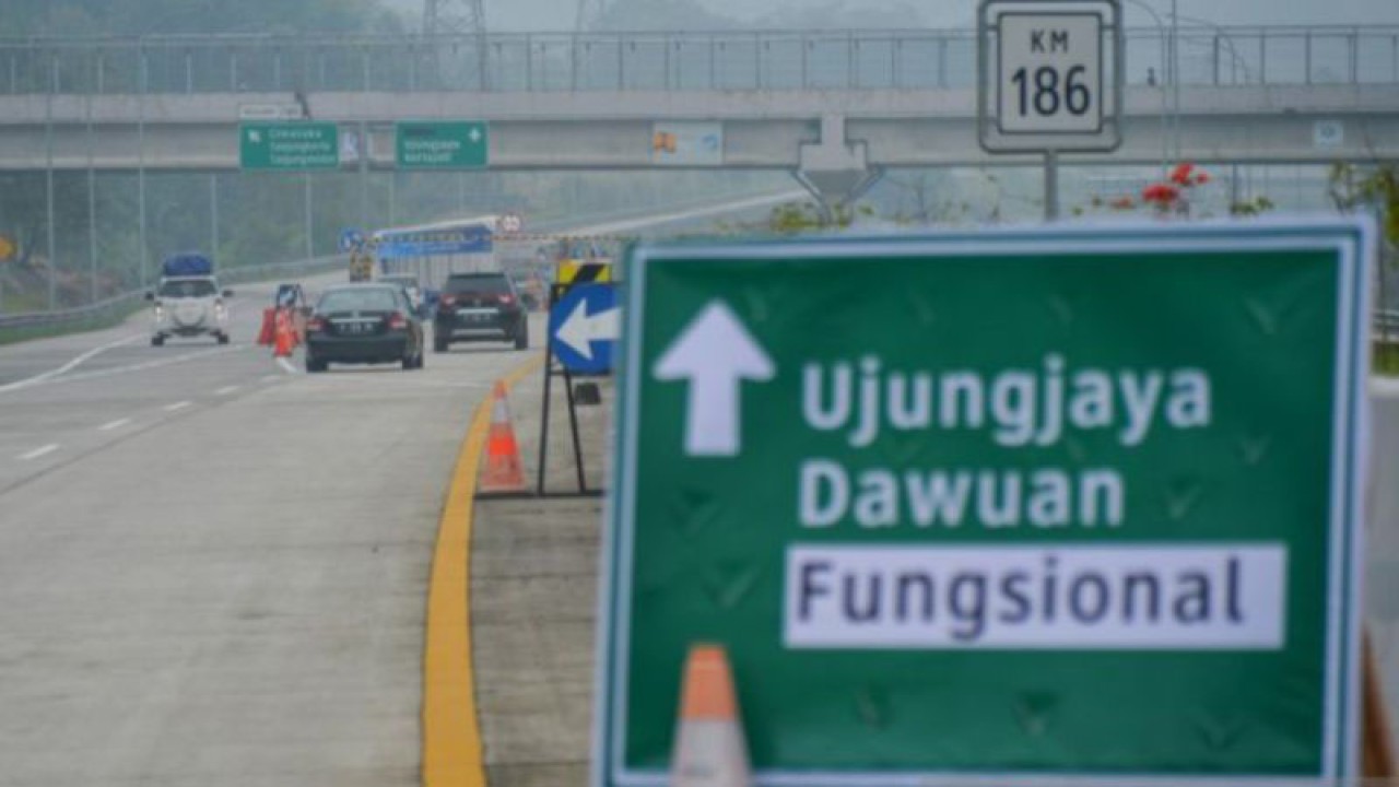 Kendaraan melintasi jalur fungsional Tol Cileunyi-Sumedang-Dawuan (Cisumdawu) di Cimalaka, Kabupaten Sumedang, Jawa Barat, Selasa (18/4/2023). Pada H-4 Lebaran, jalan tol fungsional Cisumdawu seksi empat hingga enam atau Cimalaka sampai Ujung Jaya yang di buka pada pukul 08.00 hingga pukul 15.00 WIB tersebut terpantau lengang. (ANTARA FOTO/Raisan Al Farisi/agr)