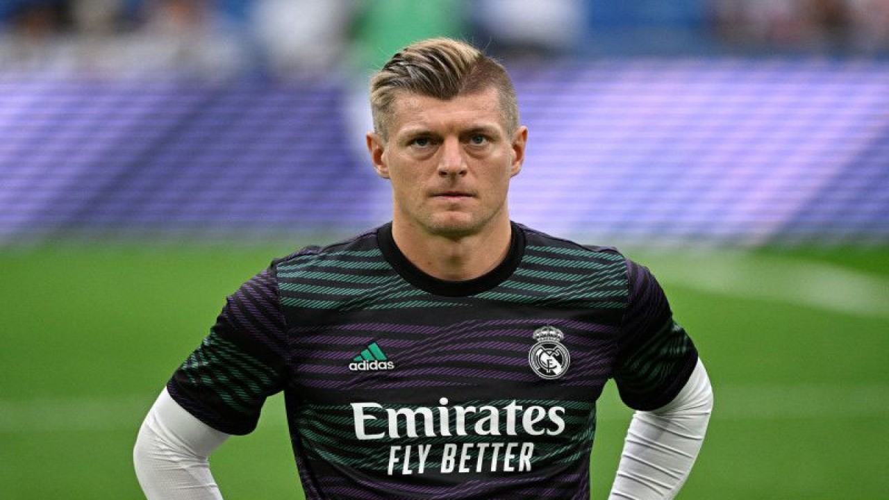 Gelandang Real Madrid Toni Kroos saat melakukan pemanasan sebelum pertandingan Liga Spanyol melawan Rayo Vallecano di Santiago Bernabeu pada 24 Mei 2023. ANTARA/AFP/JAVIER SORIANO