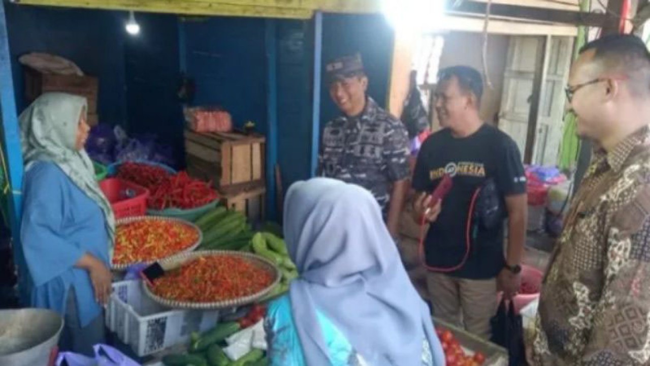 TPID Kotabaru melakukan survey ke Pasar Kemakmuran. (ANTARA/Ahsin)