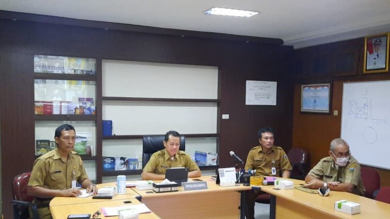 Ketua TPID Kudus yang juga Sekretaris Daerah (Sekda) Kabupaten Kudus Samani Intakoris saat memimpin rapat koordinasi penanganan inflasi di Kudus, Senin (12/6/2023). (ANTARA/Akhmad Nazaruddin Lathif)