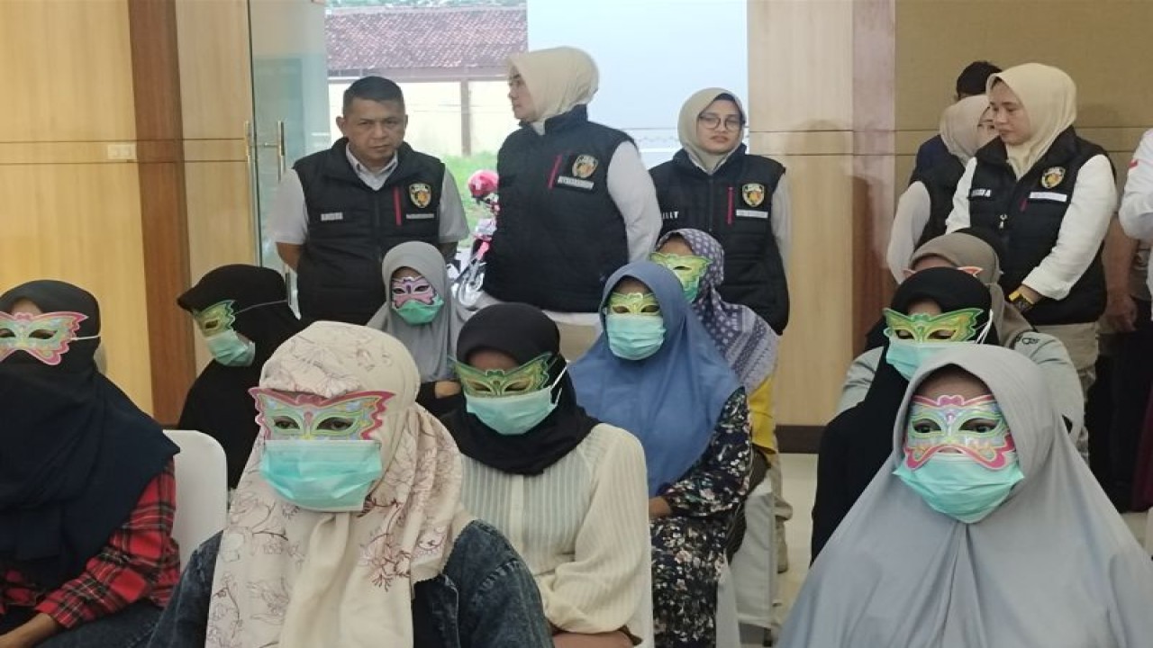Korban tindak pidana perdagangan orang (TPPO) yang berhasil diselamatkan oleh Polda Lampung. Lampung Selatan, Lampung, (7/6/2023). (ANTARA/Dian Hadiyatna)