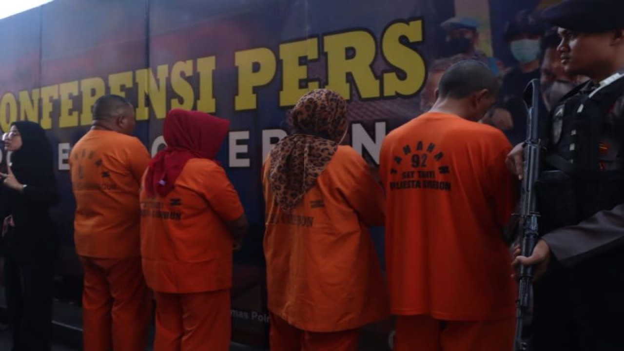 Empat tersangka kasus TPPO saat ditunjukkan kepada media di Cirebon, Jawa Barat, Jumat (9/6/2023). (ANTARA/Ho-Humas Polresta Cirebon)