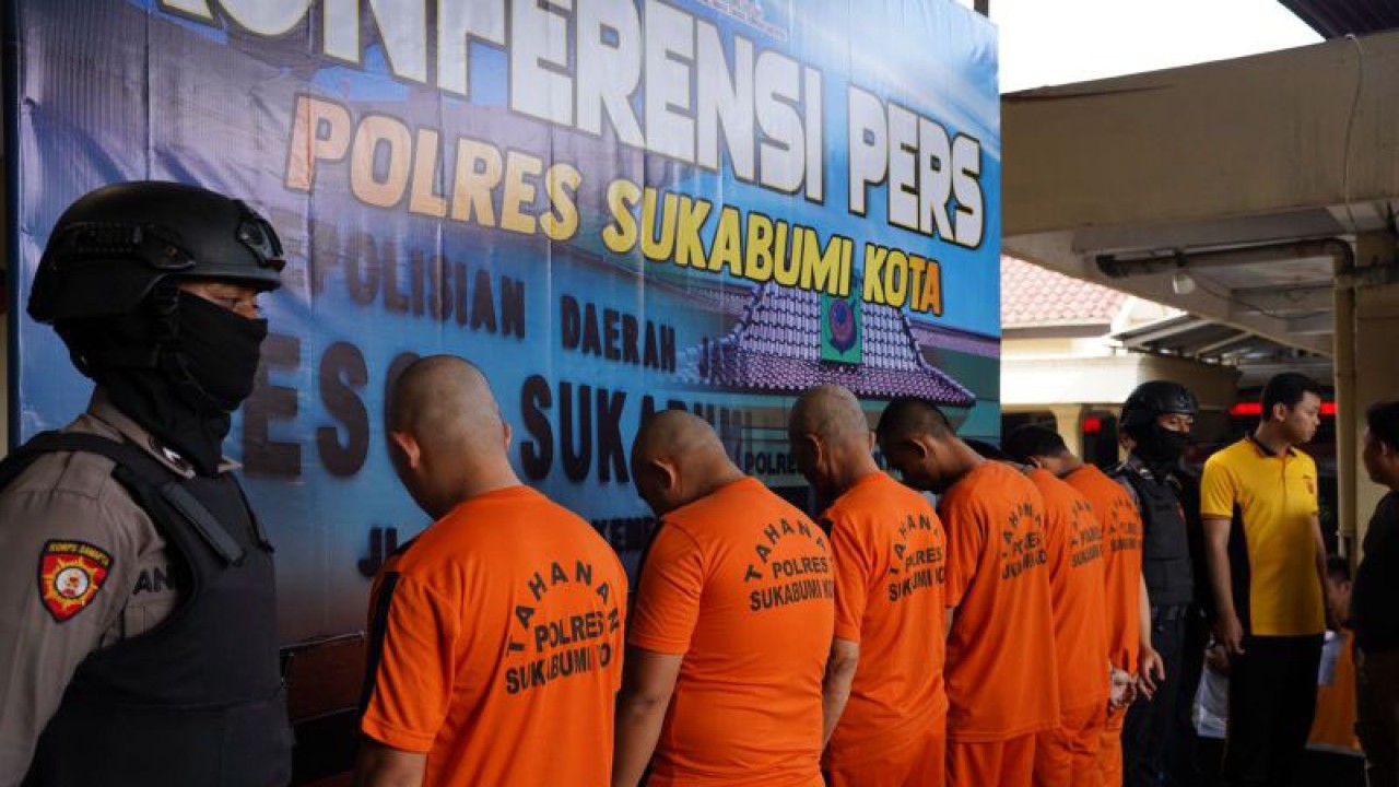 Enam tersangka TPPO yang berhasil ditangkap Satgas TPPO Satreskrim Polres Sukabumi Kota. Antara/Aditya Rohman