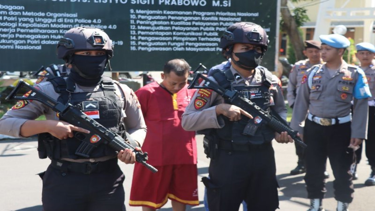 usia konferensi pers tersangka TPPO digelandang ke sel tahanan Polres Bondowoso, Jatim. Selasa (13/6/2023) ANTARA/Humas Polres Bondowoso