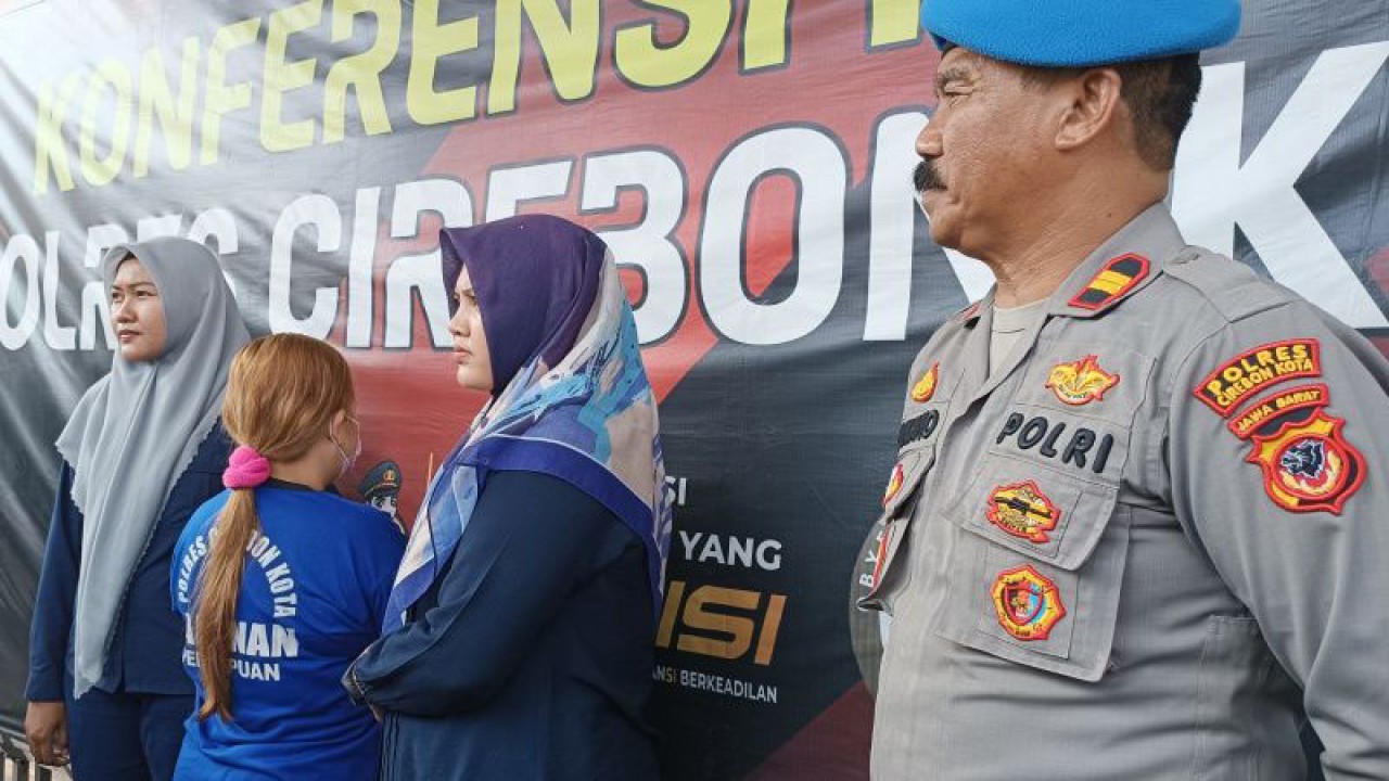 Pelaku TPPO (ketiga kanan) saat dihadirkan oleh Polres Cirebon Kota, Jawa Barat, Rabu (14/6/2023). ANTARA/Khaerul Izan