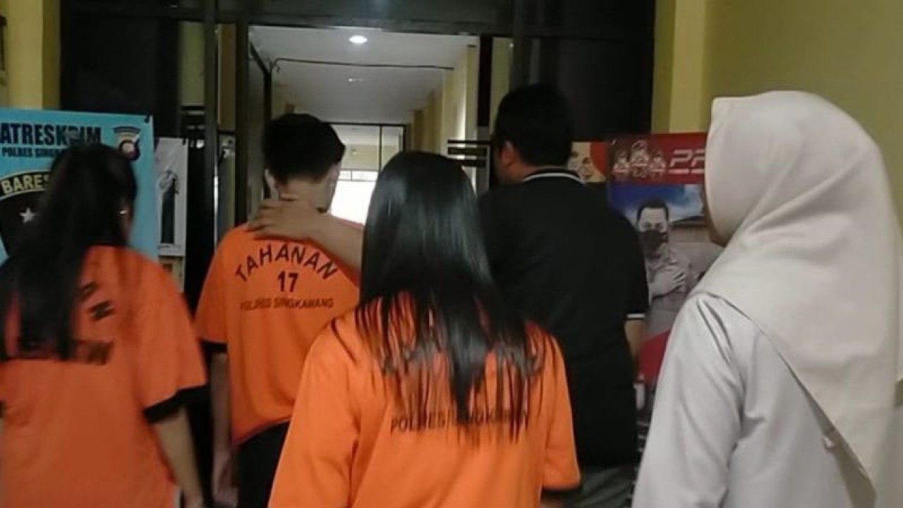 Tiga pelaku TPPO di gelandang ke ruang tahanan di Polres Singkawang.(ANTARA/Rudi)