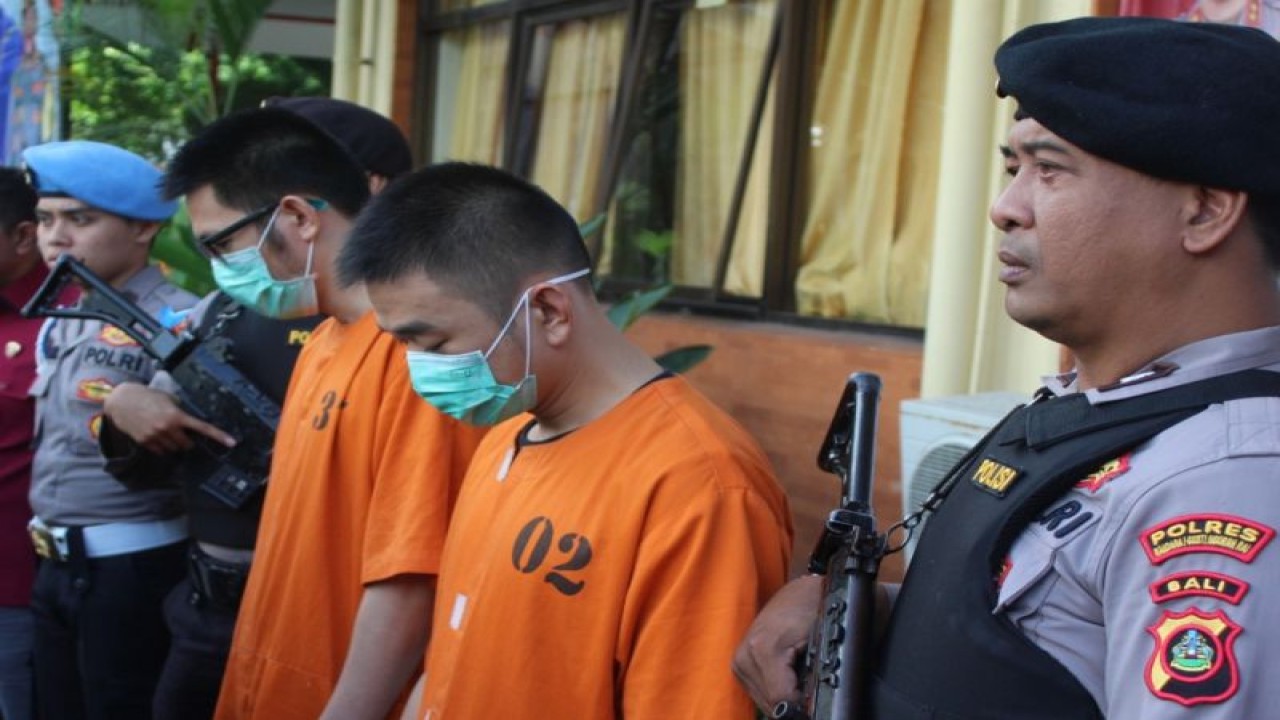Polisi menunjukkan dua tersangka kasus tindak pidana perdagangan orang (TPPO) di Kepolisian Resor Kawasan Bandara Internasional I Gusti Ngurah Rai, Tuban, Badung, Bali. ANTARA/HO-Humas Polres Bandara Ngurah Rai