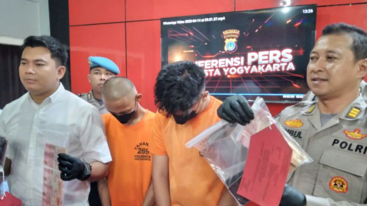 Polisi menunjukkan barang bukti kasus tindak pidana perdagangan orang (TPPO) dan eksploitasi seksual terhadap anak di Mapolresta Yogyakarta, Senin (19/6/2023). ANTARA/Luqman Hakim