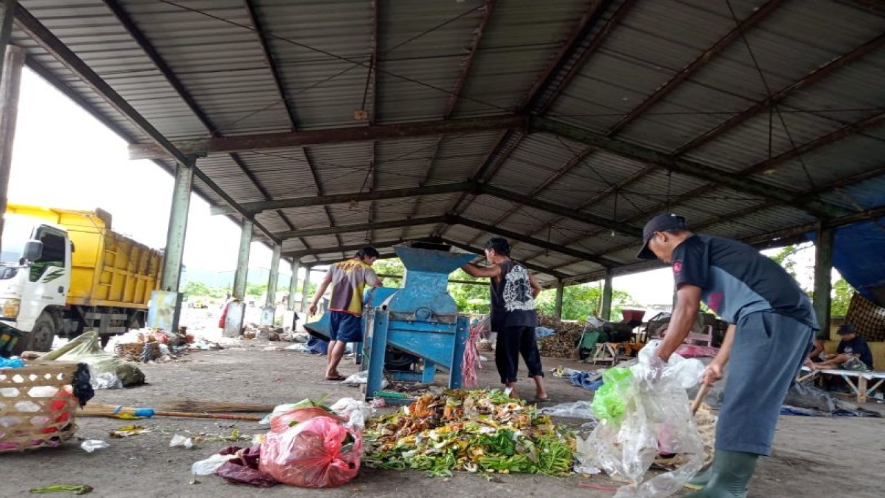 Aktivitas pekerja di Tempat Pengolahan Sampah Terpadu (TPST) Sandubaya Kota Mataram, Provinsi Nusa Tenggara Barat. (ANTARA/Nirkomala)