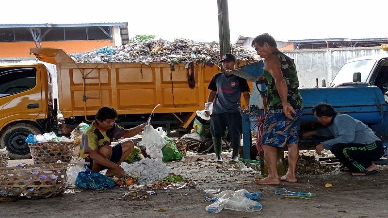 Aktivitas pekerja di Tempat Pengolahan Sampah Terpadu (TPST) Sandubaya, Kota Mataram, Provinsi Nusa Tenggara Barat. (ANTARA/Nirkomala)
