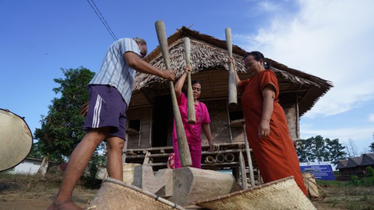 Tradisi warga Kampung Adat Memarong Kabupaten Bangka. (Humas PT Timah Tbk)