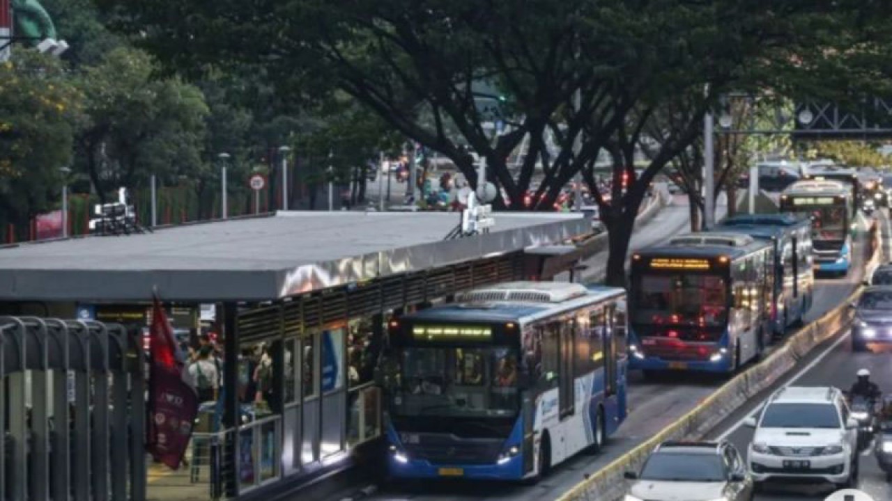 Bus TransJakarta mengantre untuk mengangkut penumpang di Halte Bundaran Senayan, Jakarta, Senin (22/5/2023). ANTARA FOTO/Asprilla Dwi Adha/aww