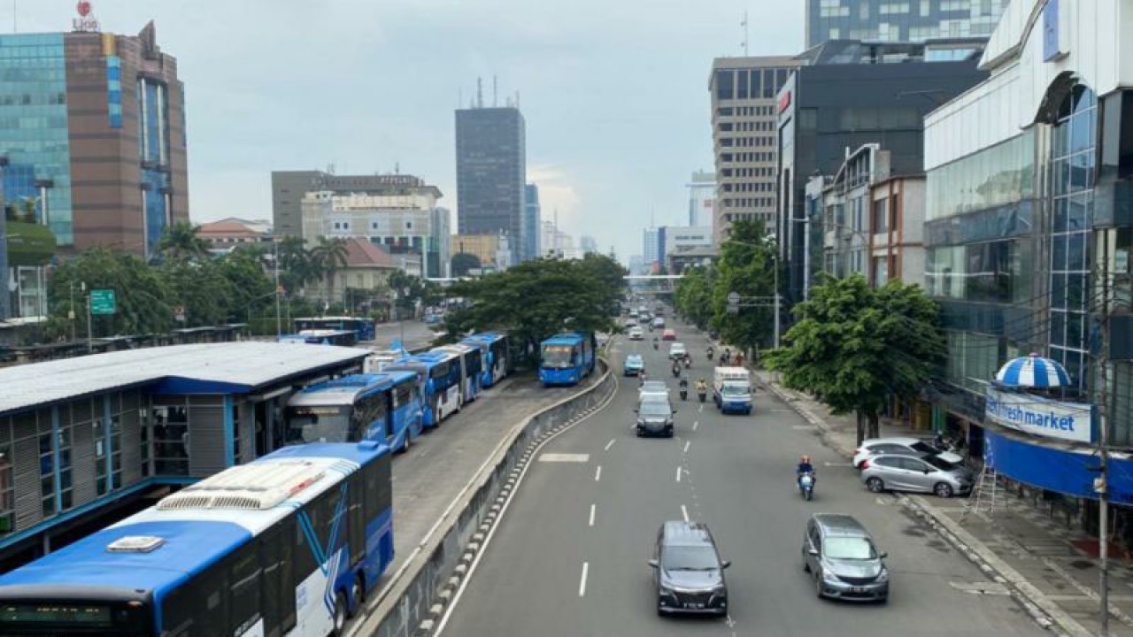 Suasana halte TransJakarta di samping jalan raya, Jakarta Pusat, Sabtu (21/5/2022). ANTARA/Luthfia Miranda Putri