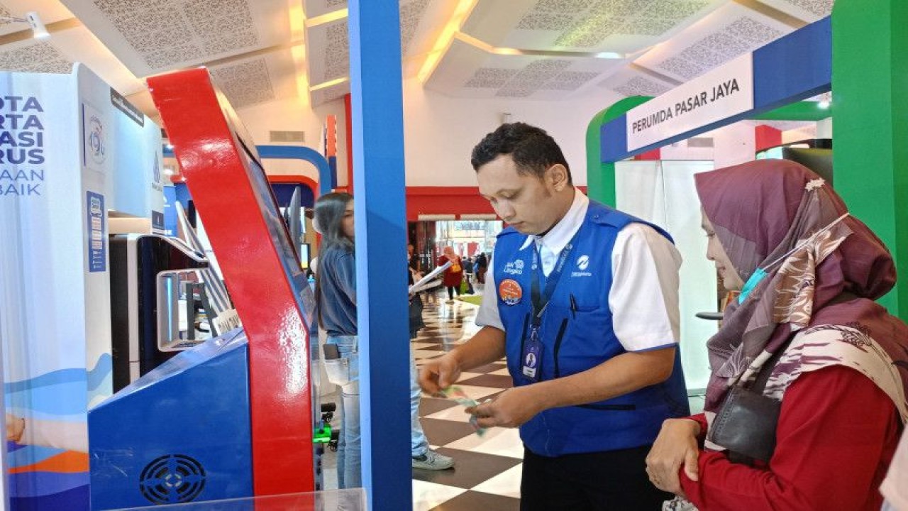 Pengunjung mengisi saldo kartu uang elektronik di mesin yang disediakan PT Transportasi Jakarta (TransJakarta) di Jakarta International Expo (JIEXPO) Kemayoran, Jakarta Pusat, Senin (19/6/2023). ANTARA/Siti Nurhaliza