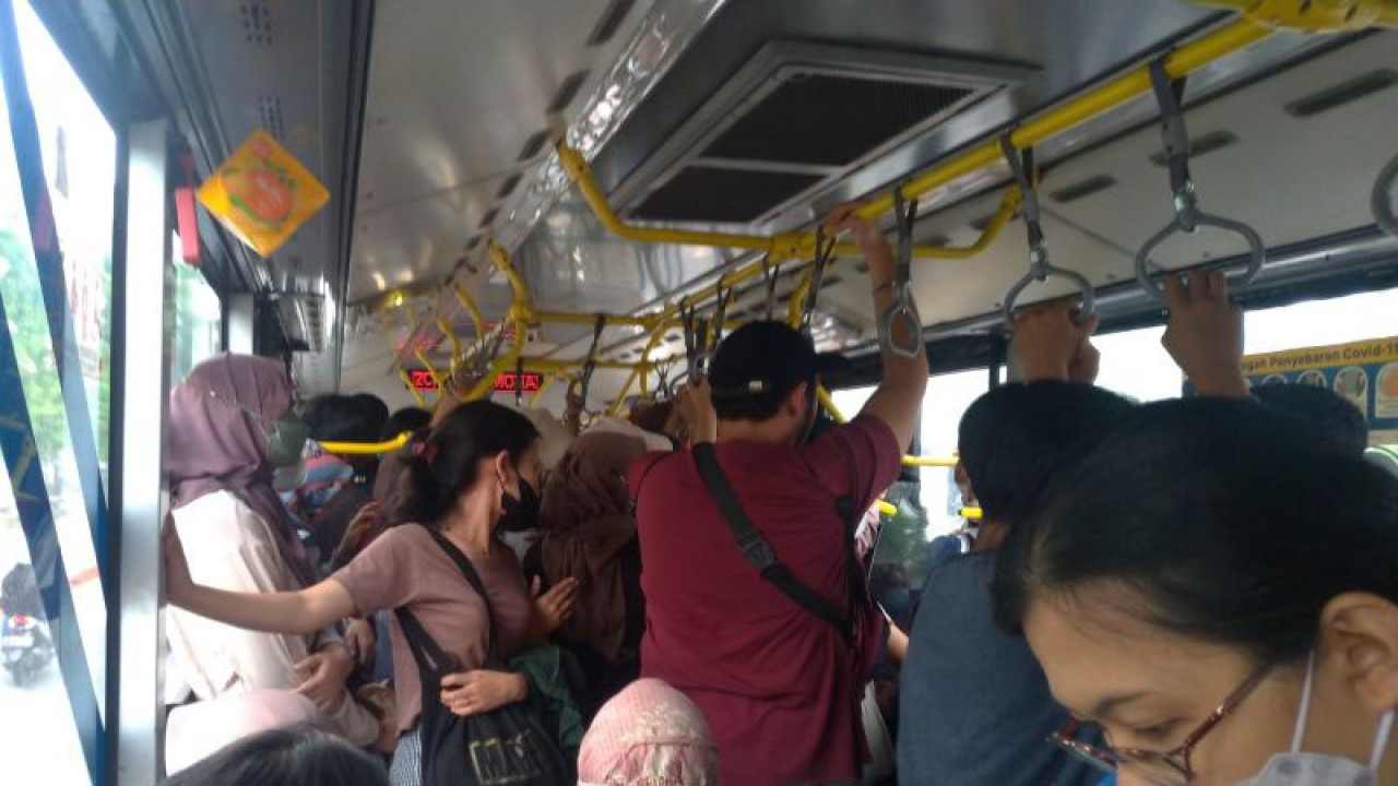 Warga menaiki armada TransJakarta rute 2C dari Balai Kota menuju Pekan Raya Jakarta 2023, Jakarta, Sabtu (24/6/2023). ANTARA/Luthfia Miranda Putri