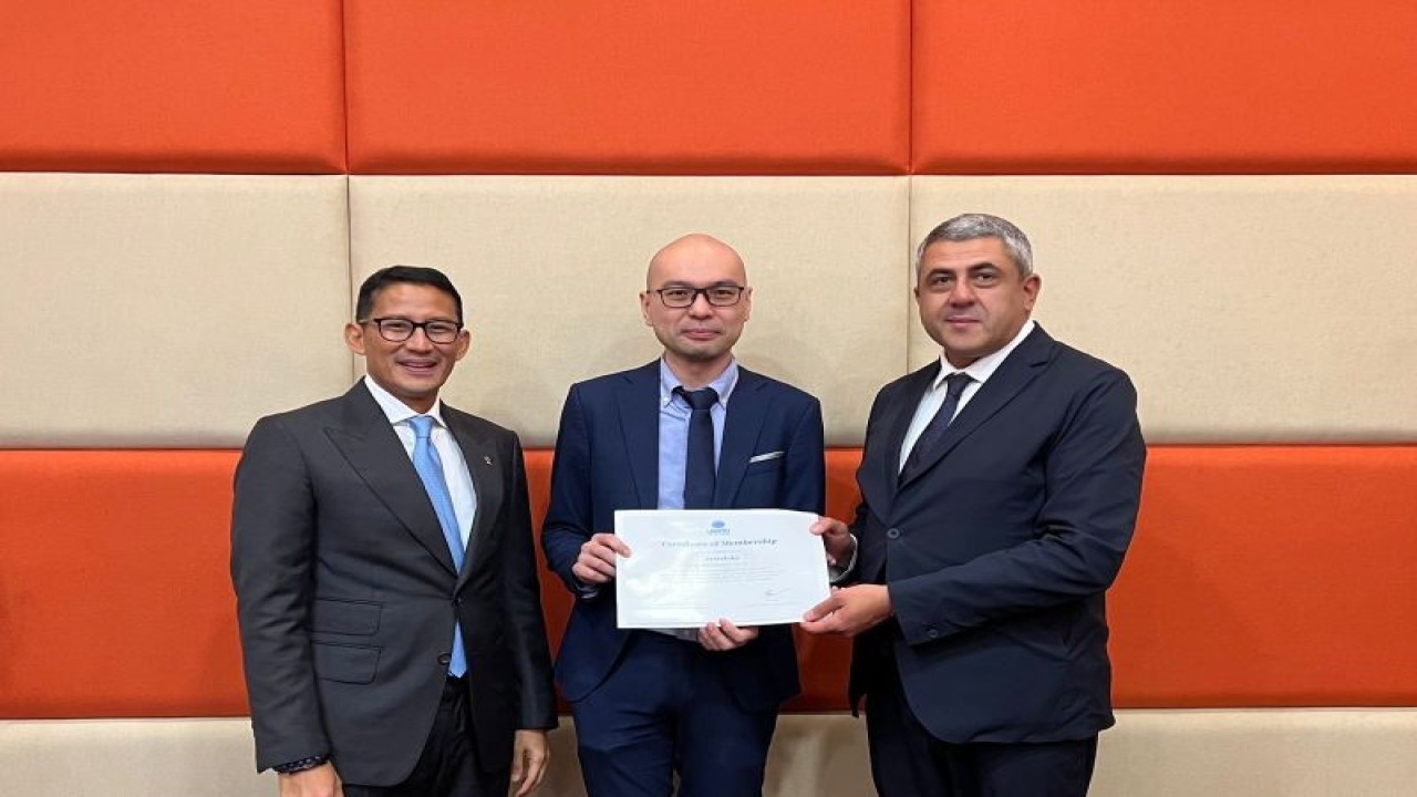 Co-Founder Traveloka Albert (tengah) menerima sertifikat Affiliate Member United Nation World Tourism Organization (UNWTO), yang diserahkan Secretary-General of UNWTO Zurab Pololikashvili (kanan), dengan disaksikan Menteri Pariwisata dan Ekonomi Kreatif Sandiaga Uno (kiri). Penyerahan sertifikat menandai Traveloka telah resmi bergabung sebagai Affiliate Member UNWTO. ANTARA/HO-Traveloka