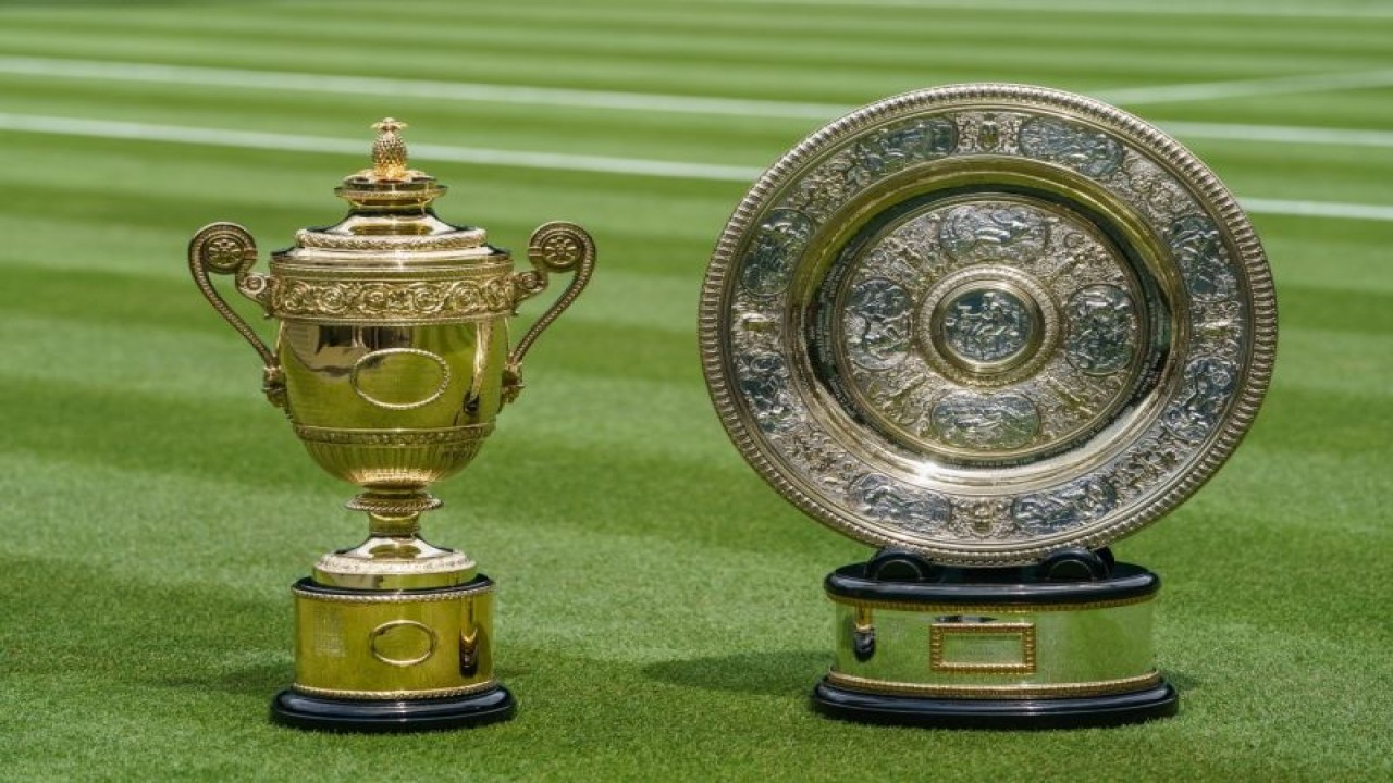 Trofi juara putra Wimbledon (kiri) dan trofi juara putri Wimbledon (kanan). (wimbledon.com)