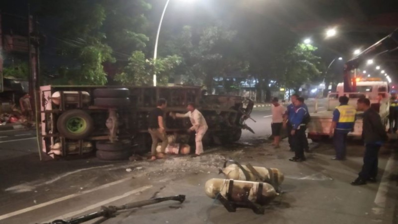 Sebuah truk berpelat nomor B 9093 SRU yang bermuatan tabung gas (BBG) terbalik di Jalan Bypass Ahmad Yani, Jakarta Timur, Minggu dini hari (18/6/2023). ANTARA/HO-Twitter TMC Polda Metro Jaya