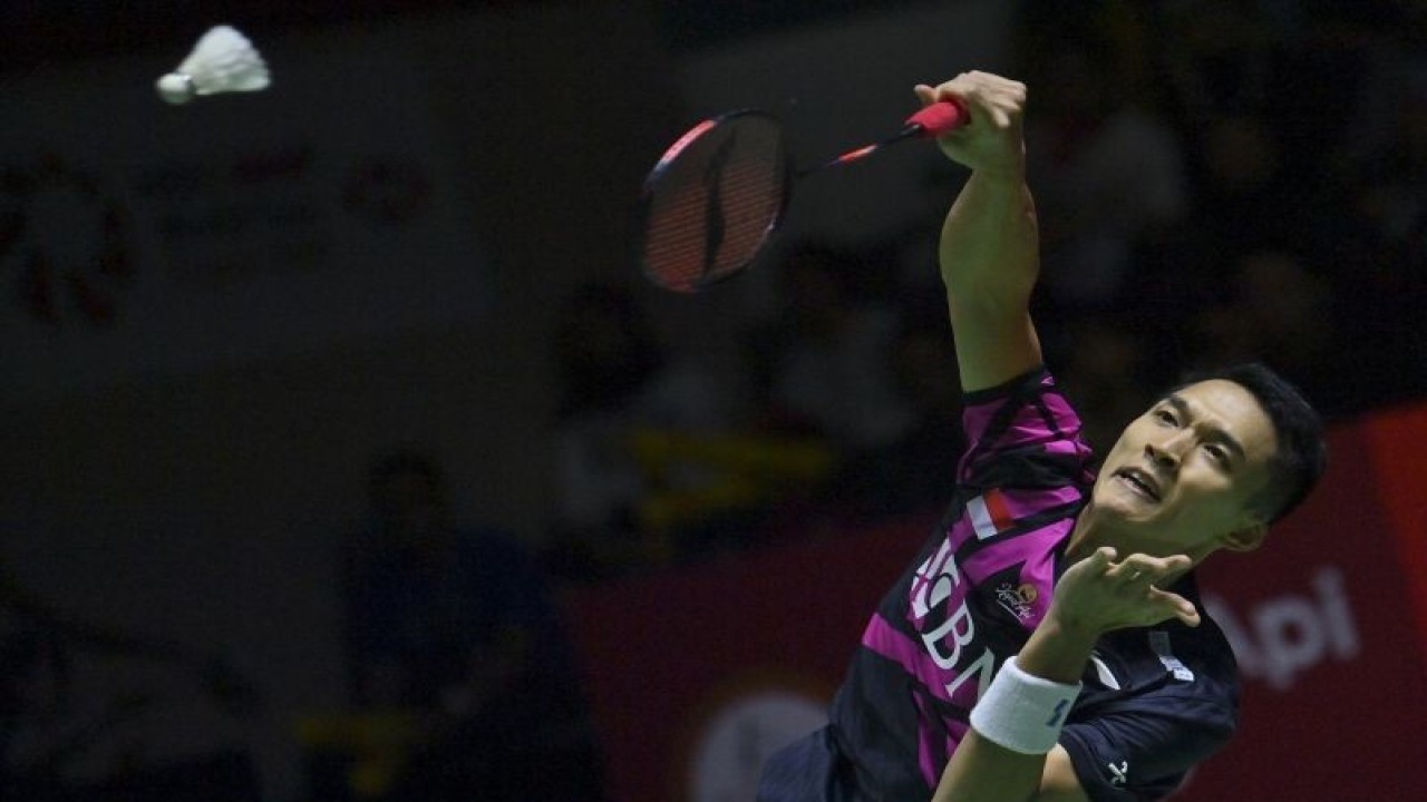Pebulu tangkis tunggal putra Indonesia Jonatan Christie mengembalikan kok ke arah lawannya tunggal putra Prancis Toma Junior Popov dalam babak 16 besar turnamen Indonesia Open 2023 di Istora Senayan, Jakarta, Kamis (15/6/2023). ANTARA FOTO/M Risyal Hidayat/rwa.