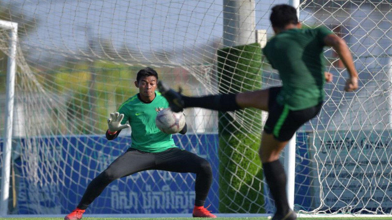 Arsip - Penjaga gawang Timnas U-22 Satria Tama Hardiyanto (kiri) berlatih menangkap bola dalam latihan menjelang pertandingan Sepak Bola AFF U-22 di lapangan AUPP Sport Club, Phnom Penh, Kamboja, Selasa (19/2/2019). Timnas U-22 akan menghadapi tim Malaysia di Grup B pada 20 Pebruari. ANTARA FOTO/Nyoman Budhiana/pd..
