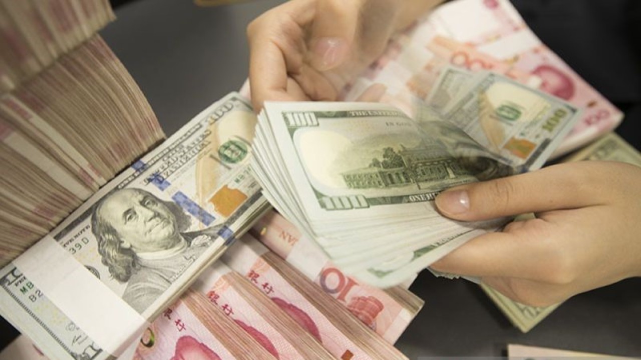 Uang dolar AS dan yuan China. ANTARA/Oriental Image via Reuters Connect-Xu jingbai/pri.