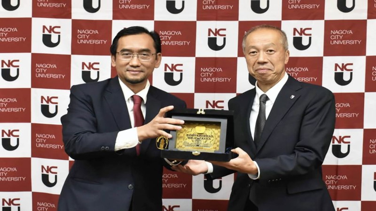 Rektor Universitas Brawijaya (UB) Prof. Widodo, S.Si., M.Si., Ph.D.Med.Sc. bersama President Medical Sciences Prof. Kiyofumi Asai. (ANTARA/HO-Universitas Brawijaya)