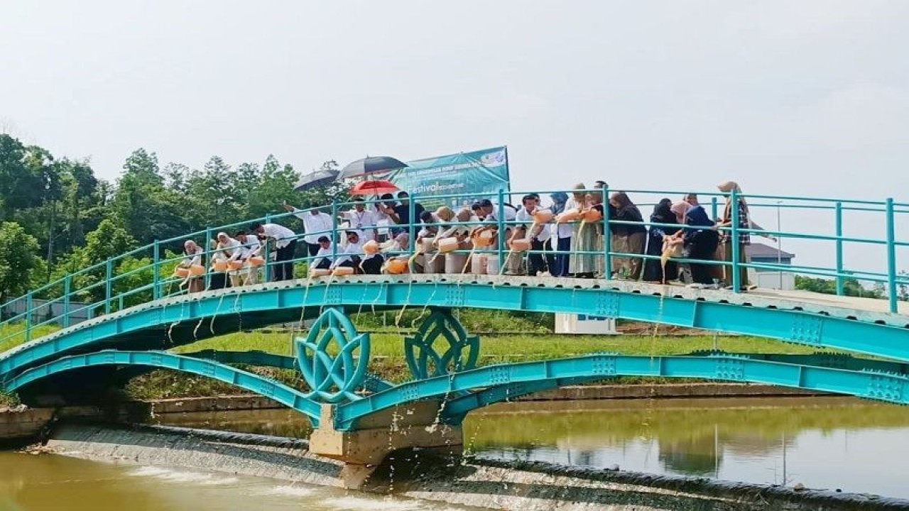Eco enzyme yang dihasilkan peneliti UIN STS Jambi yang dicoba untuk menurunkan PH air di danau buatan di kampus yang ada ikannya. ANTARA/HO/Bayu