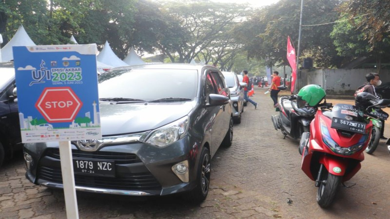 Sejumlah kendaraan bermotor yang melaksanakan Uji Emisi Akbar oleh Dinas Lingkungan Hidup DKI di Taman Margasatwa Ragunan, Jakarta, Senin (5/6/2023). ANTARA/HO-Suku Dinas Lingkungan Hidup Jakarta Selatan