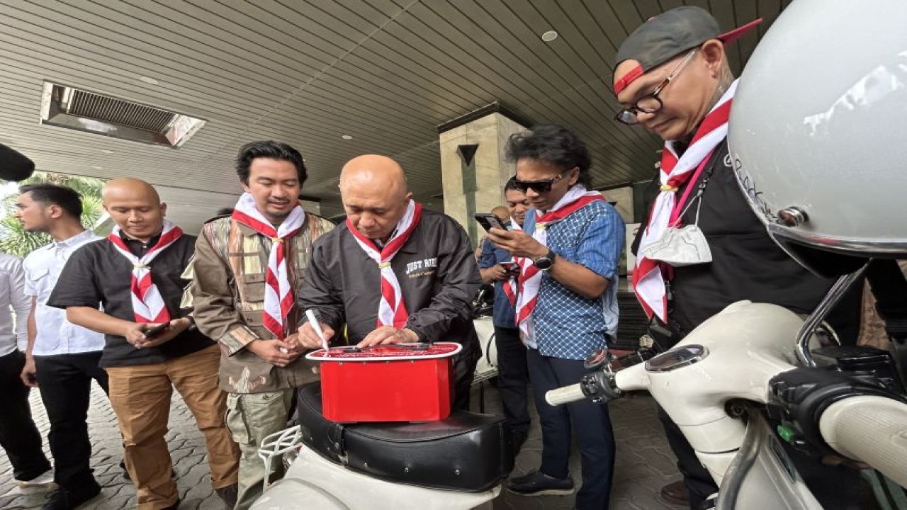 Menteri Koperasi dan UKM Teten Masduki (tengah) saat penandatanganan scooter listrik secara simbolis di Jakarta, Senin (5/6/2023). ANTARA/Kuntum Riswan