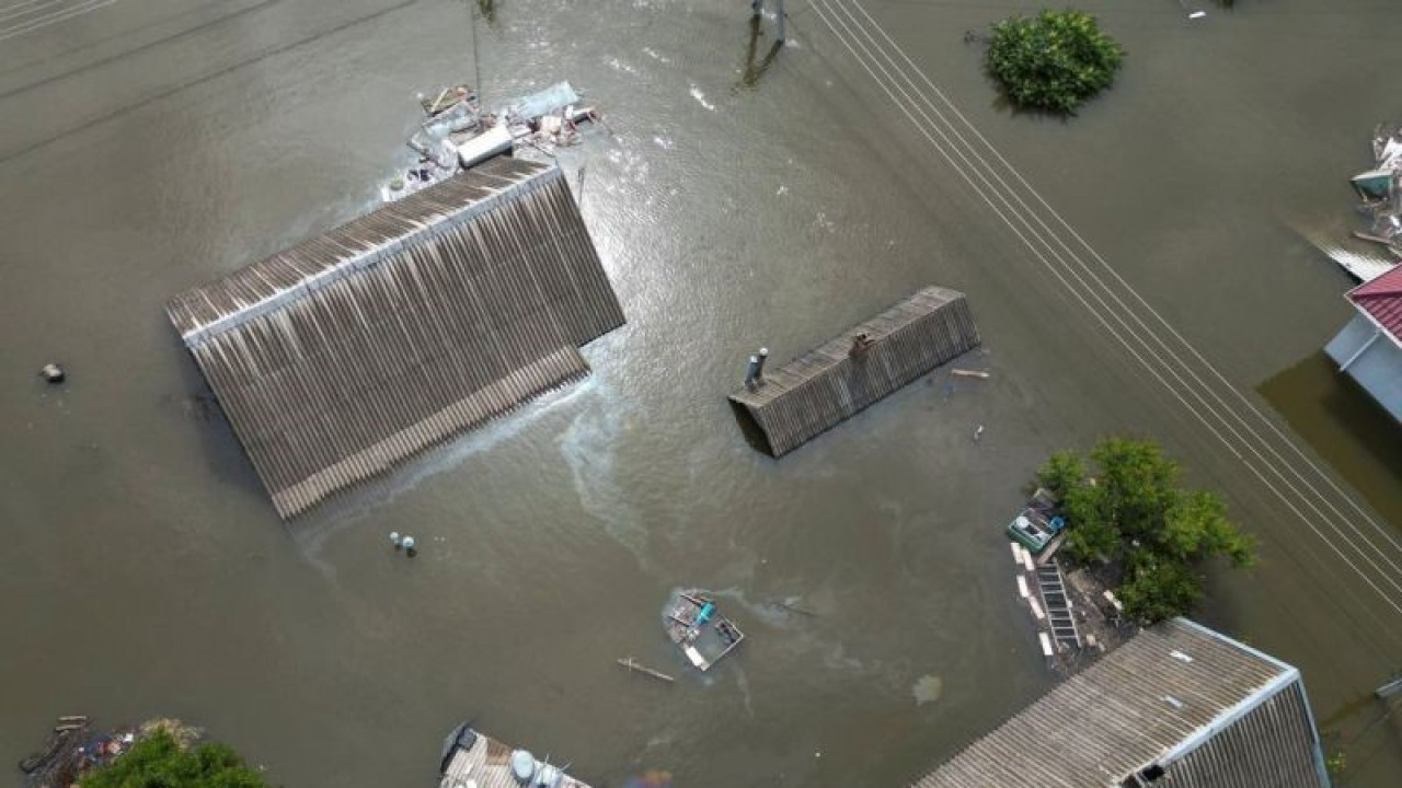 Sejumlah rumah terendam banjir setelah bendungan Nova Kakhovka jebol di Kherson, Ukraina (8/6/2023). Sekitar 600 kilometer persegi dari daerah Kherson di Ukraina selatan terendam air setelah penghancuran bendungan, sementara Ukraina dan Rusia saling menyalahkan atas penghancuran bendungan tersebut. ANTARA FOTO/REUTERS/Vladyslav Smilianets/tom.