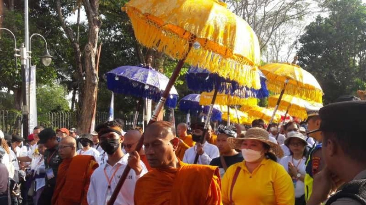Umat Buddha berjalan kaki dari Candi Mendut menuju ke Candi Borobudur di Kabupaten Magelang, Provinsi Jawa Tengah, untuk memperingai detik-detik Waisak 2567 BE/2023 pada Minggu (4/6/2023). (ANTARA/Heru Suyitno)