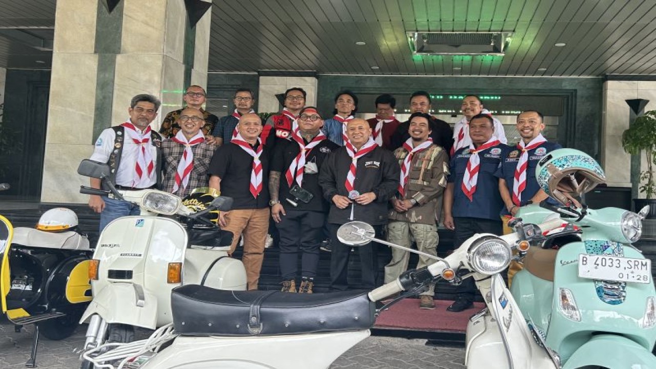 Menteri Koperasi dan UKM Teten Masduki berfoto bersama pelaku UMKM Elders di Kantor KemenKopUKM Jakarta, Senin (5/6/2023). ANTARA/Kuntum Riswan.