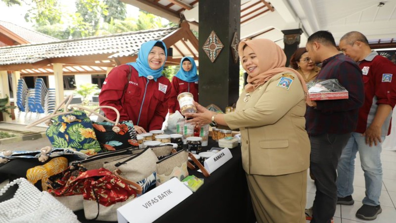 Bupati Sleman Kustini Sri Purnomo meninjau produk UMKM seusai mengukuhkan pengurus Forkom UMKM Kapanewon Sleman di Pendopo Rumah Dinas Bupati Sleman, Senin (5/6/2023). ANTARA/HO-Bagian Prokopim Setda Sleman