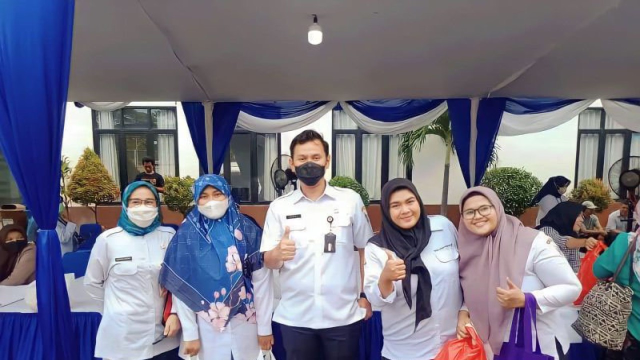 ​​​​​​​Kepala Suku Dinas Perindustrian, Perdagangan, Koperasi, Usaha Kecil dan Menengah (PPKUKM) Jakarta Barat, Iqbal Idham Ramid bersama jajarannya dalam acara Bazar Ramadhan di GOR Cengkareng Barat, Cengkareng, Jakarta Barat, Rabu (5/4/2023). ANTARA/Risky Syukur