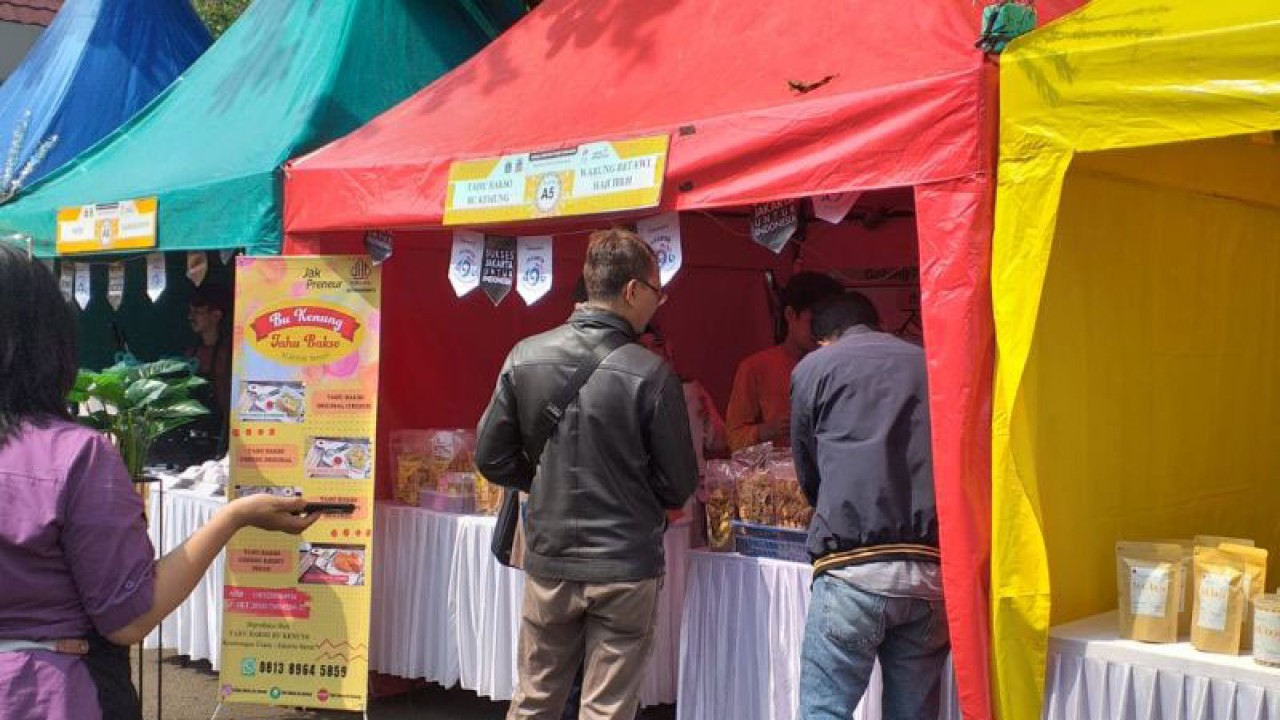 Bazar Jakpreneur di Kembangan, Jakarta Barat, Senin (26/6/2023). ANTARA/Risky Syukur