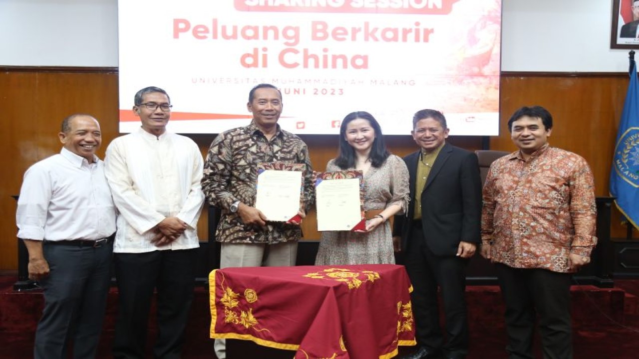 Rektor Universitas Muhammadiyah Malang (UMM), Prof Dr Fauzan (tengah baju batik) usai MoU dengan Wuhan Hyde Cambridge Education Consulting and Service di Tiongkok. (FOTO ANTARA/HO/UMM/End/Juni 2023)