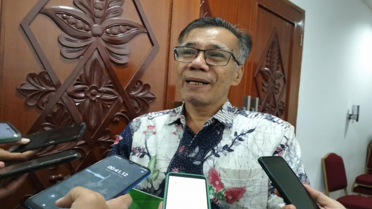 Wakil Rektor I Unand bidang Pendidikan dan Kemahasiswaan Prof Mansyurdin saat diwawancarai awak media usai menerima kedatangan mahasiswa asal Kamboja dan Vietnam di Padang, Selasa, (6/6). ANTARA/Muhammad Zulfikar.