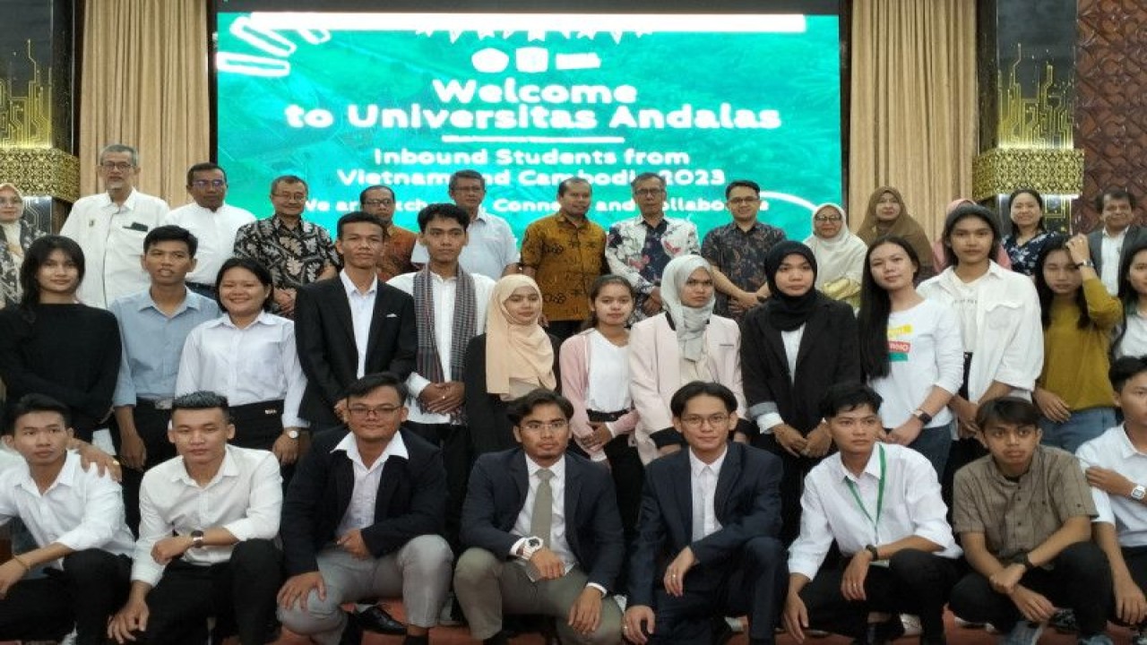 Puluhan mahasiswa Pannasastra University of Cambodia (Kamboja), dan An Giang University (Vietnam) berfoto bersama di Convention Hall Universitas Andalas untuk mengikuti program beasiswa kampus tersebut di Padang, Selasa, (6/6). ANTARA/Muhammad Zulfikar.