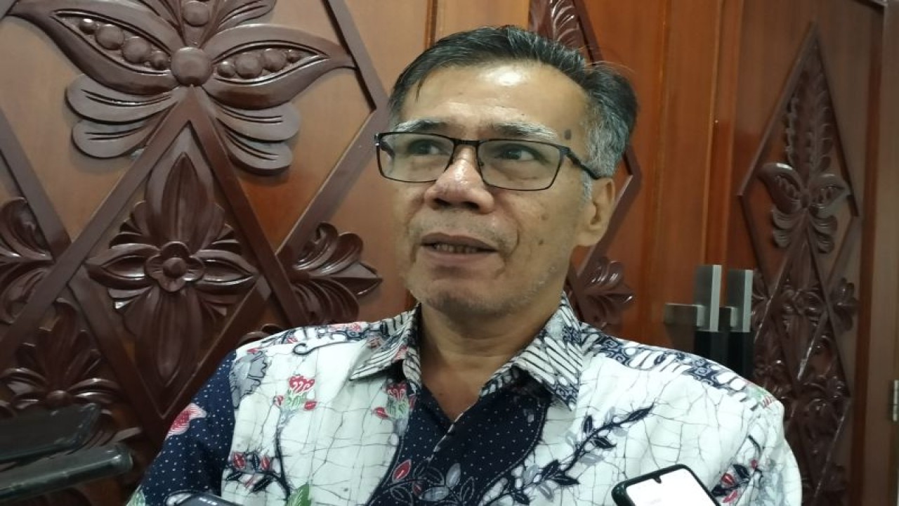 Wakil Rektor I Bidang Pendidikan dan Kemahasiswaan Unand Prof Mansyurdin saat diwawancarai awak media massa di Padang. (ANTARA/Muhammad Zulfikar).