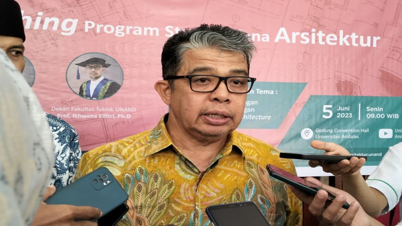 Rektor Unand Sumbar Yuliandri diwawancarai awak media massa usai peresmian Prodi Arsitektur di Padang, Senin (5/6/2023). ANTARA/Muhammad Zulfikar