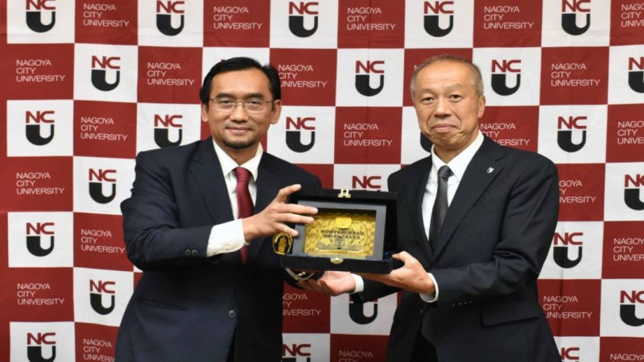 Rektor Universitas Brawijaya (UB) Widodo bersama Presiden NCU Kiyofumi Asai usai penandatanganan nota kesepahaman kerja sama bidang pendidikan, penelitian, pertukaran mahasiswa dan dosen, Kamis (25/5). (ANTARA/HO-Universitas Brawijaya/End)