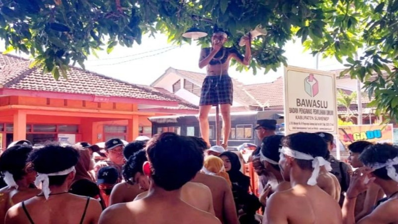 Unjuk rasa mahasiswa Sumenep di Kantor Bawaslu Sumenep. (Slamet Hidayat)