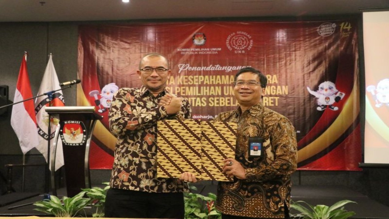 Penandatanganan nota kesepahaman antara UNS dengan KPU terkait Tridharma Perguruan Tinggi di Solo, Selasa (6/6/2023). ANTARA/HO-Humas UNS