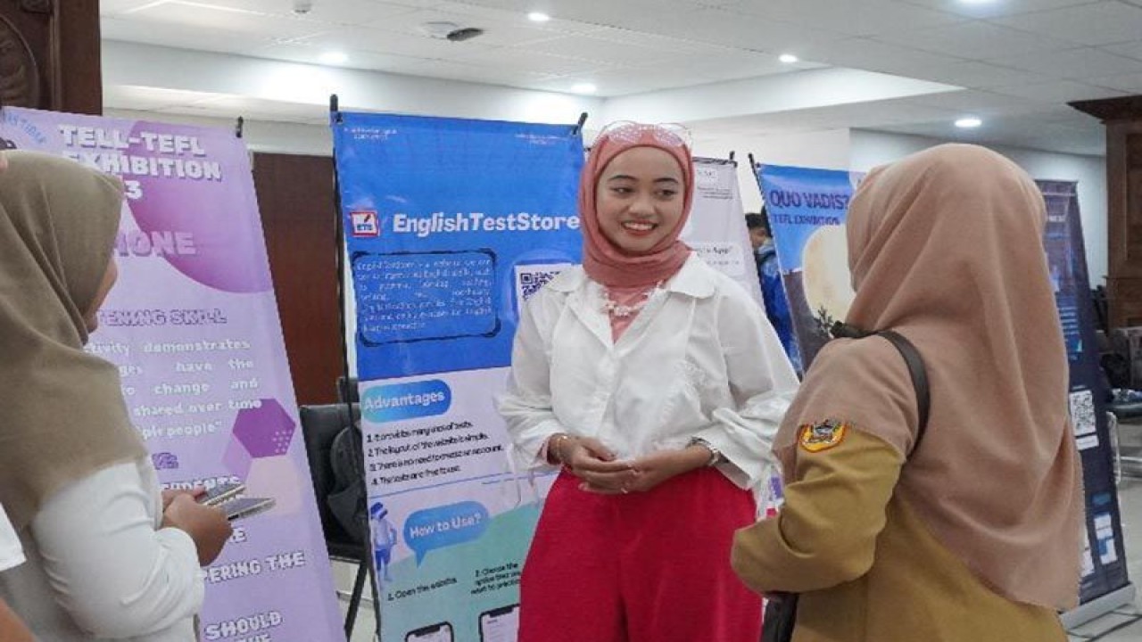 Sejumlah orang berbincang-bincang di arena pameran pendidikan diselenggarakan Prodi PBI FKIP Universitas Tidar Kota Magelang, Jawa Tengah, Senin (5/6/2023). ANTARA/HO-Humas Untidar Kota Magelang