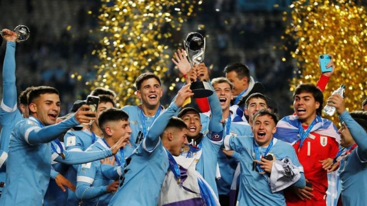 Pesepak bola Timnas Uruguay U-20 melakukan selebrasi setelah berhasil menjuarai Piala Dunia U-20 2023 di Stadion Estadio Unico Diego Armando Maradona, La Plata, Argentina (11/6/2023). Uruguay menjadi juara usai mengalahkan Italia dengan skor 1-0. ANTARA FOTO/REUTERS/Agustin Marcarian/tom.