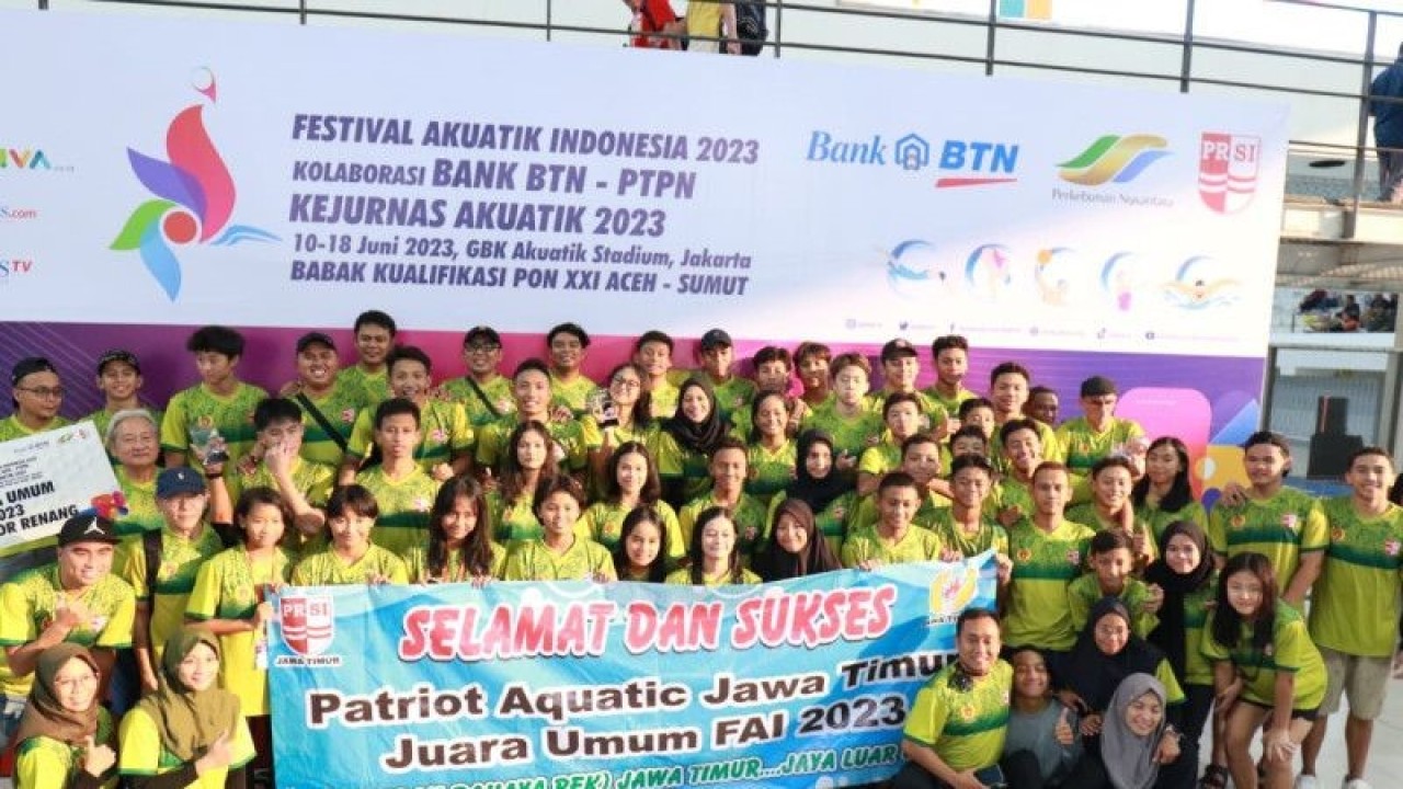 Tim cabang olahraga renang Jawa Timur berfoto usai memperoleh predikat juara umum pada Festival Akuatik Indonesia 2023 di stadion Akuatik, Gelora Bung Karno, Selasa (14/6/2023). (ANTARA/FAJAR SATRIYO)