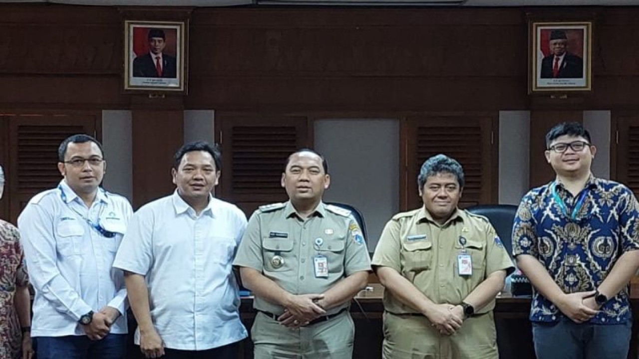 Wali Kota Jakarta Barat, Uus Kuswanto bersama jajarannya dalam acara penerimaan lahan fasilitas sosial (Fasos) dan fasilitas umum (Fasum) di Kantor Wali Kota Jakarta Barat, Selasa (13/6/2023). ANTARA/Risky Syukur