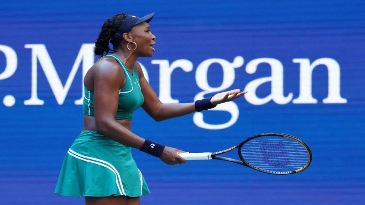 Arsip foto - Petenis AS Venus Williams bereaksi selama pertandingan babak pertama US Open melawan petenis Belgia Alison Van Uytvanck di Flushing Meadows, New York, Amerika Serikat, pada 30 Agustus 2022. (ANTARA/REUTERS/Mike Segar)