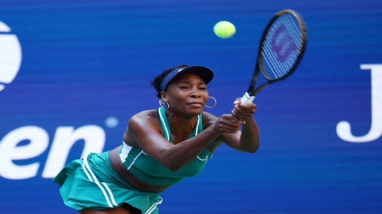 Arsip foto - Petenis AS Venus Williams beraksi selama pertandingan babak pertama US Open melawan petenis Belgia Alison Van Uytvanck di Flushing Meadows, New York, Amerika Serikat, Selasa (30/8/2022). (ANTARA/REUTERS/Mike Segar)